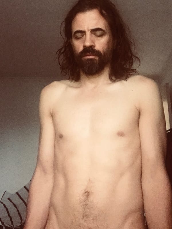 Olhos fechados e corpo nu/Closed Eyes and Naked Body